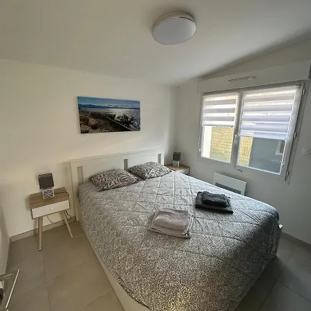 Contemporaine A 2 Pas De La Avec Piscine Privee *