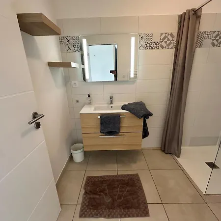 Contemporaine A 2 Pas De La Avec Piscine Privee