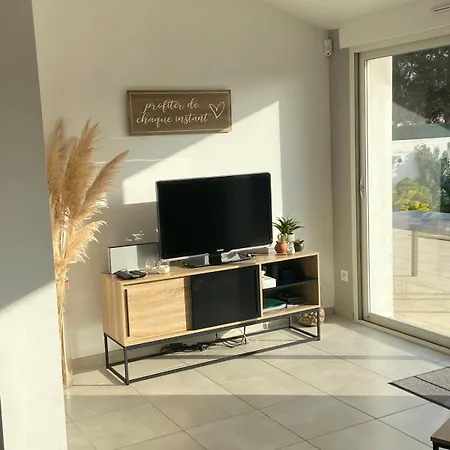 Contemporaine A 2 Pas De La Avec Piscine Privee *