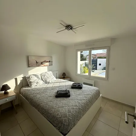 Contemporaine A 2 Pas De La Avec Piscine Privee