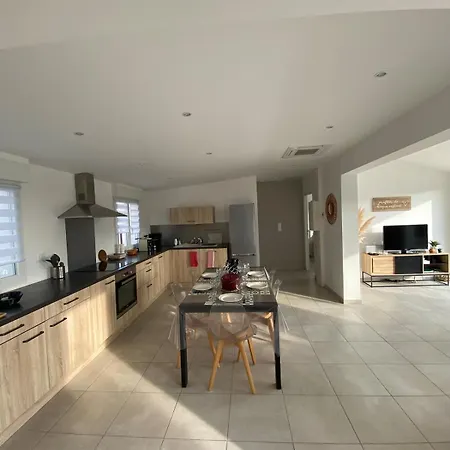 Contemporaine A 2 Pas De La Avec Piscine Privee
