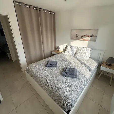 Contemporaine A 2 Pas De La Avec Piscine Privee *