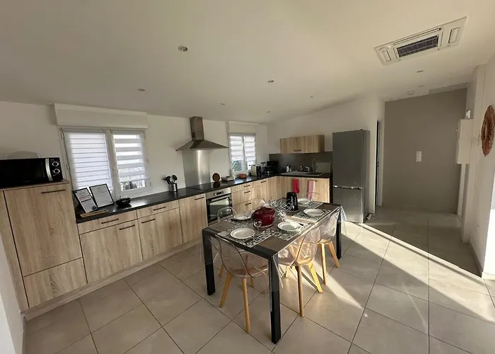 Contemporaine A 2 Pas De La Avec Piscine Privee Nyaraló Sainte-Marie-la-Mer
