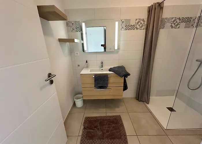 Contemporaine A 2 Pas De La Avec Piscine Privee