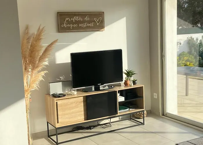 Contemporaine A 2 Pas De La Avec Piscine Privee *