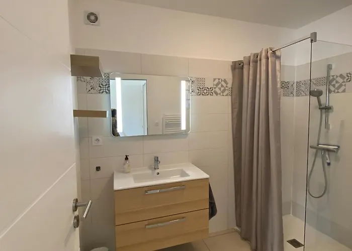 Contemporaine A 2 Pas De La Avec Piscine Privee Nyaraló *