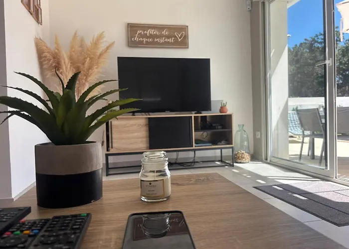 Contemporaine A 2 Pas De La Avec Piscine Privee *