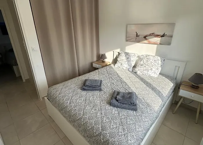 Contemporaine A 2 Pas De La Avec Piscine Privee *